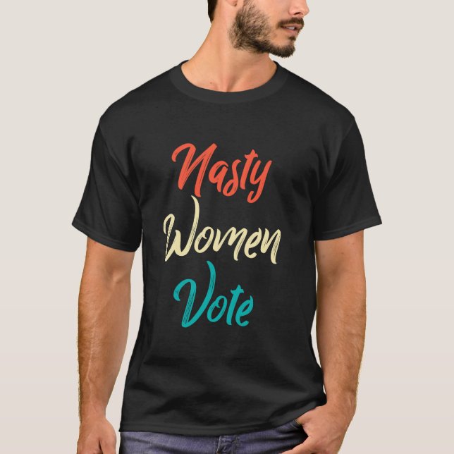 Camiseta Mulheres Desagradáveis Votam Coloração Anti-Trump  (Frente)