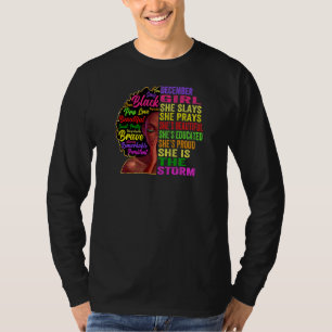 Camiseta Mulheres Dezembro Menina Ela Apresenta e Reza Deze