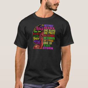 Camiseta Mulheres Dezembro Menina Ela Apresenta e Reza Deze