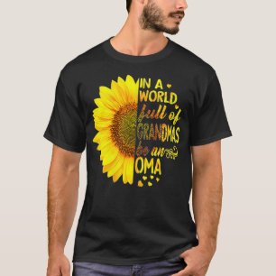 Camiseta Mulheres em um cheio mundial de vovós devem ser Om
