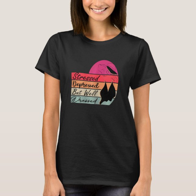 Camiseta Mulheres Estressadas Deprimidas Mas Bem Vestidas (Frente)