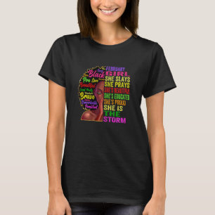 Camiseta Mulheres Fevereiro Menina Ela Apresenta e Reza Fev