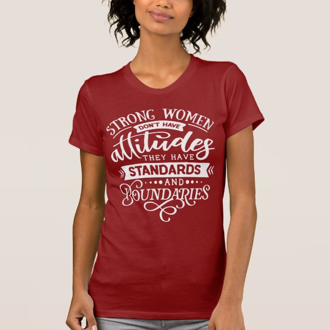 Camiseta Mulheres fortes não têm atitudes (Frente)