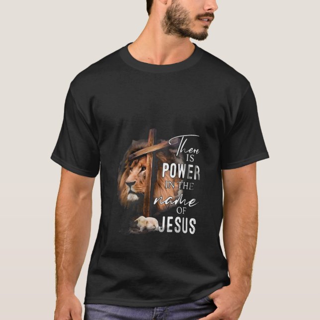 Camiseta Mulheres Há Poder no Nome Jesus Fé Leão (Frente)