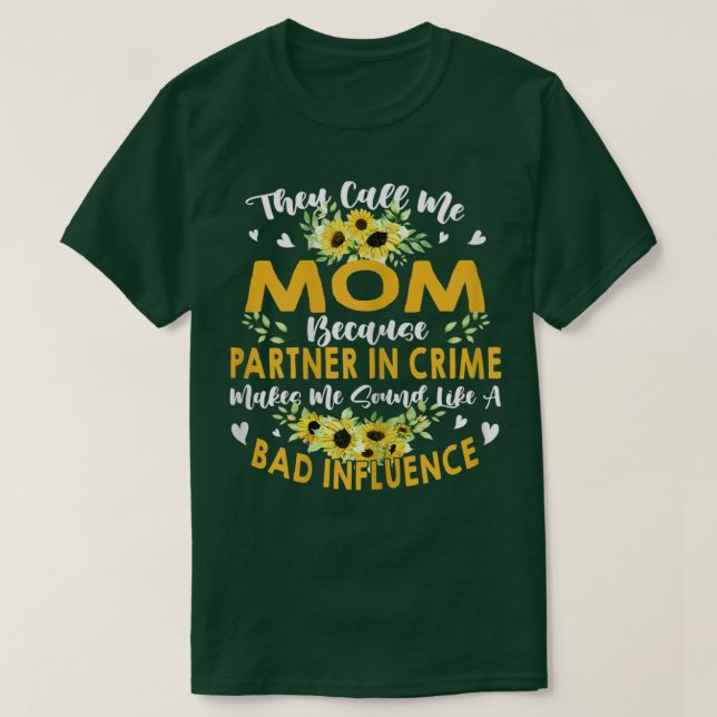 Camiseta Mulheres Me Chamam De Mãe Porque Parceiro No Crime (Frente do Design)