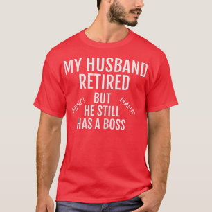 Camiseta Mulheres Meu Marido Se Aposentou Mas Ele Ainda Tem