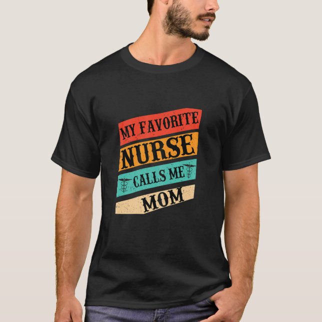 Camiseta Mulheres Minha Enfermeira Favorita Me Chama Mãe Vi (Frente)