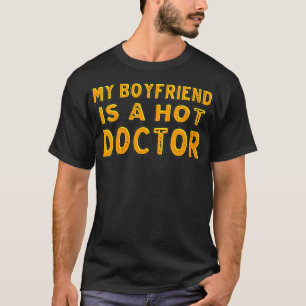 Camiseta Mulheres Minha Namorado É Uma Médica Quente VNeck