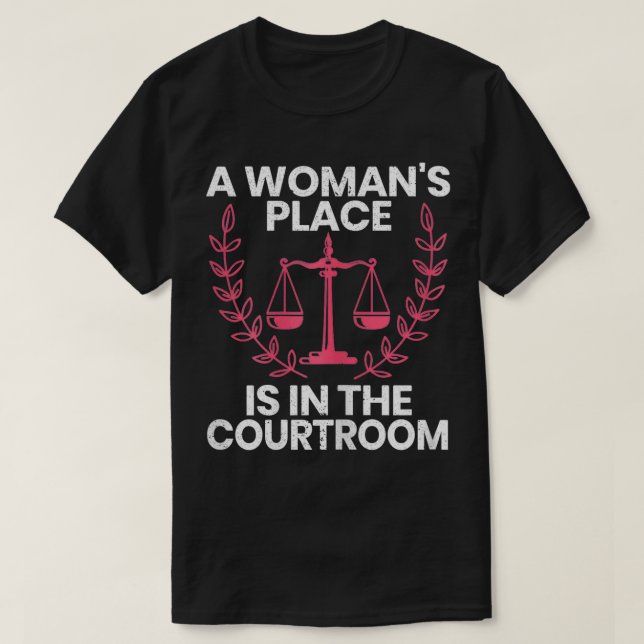 Camiseta Mulheres No Lugar De Uma Mulher Está Na Corte (Frente do Design)