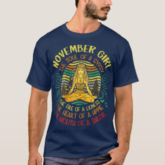 Camiseta Mulheres Novembro Menina A Alma de Um Ioga Cigano