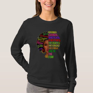 Camiseta Mulheres Novembro Menina Ela Apresenta E Reza Aniv