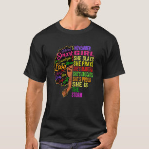 Camiseta Mulheres Novembro Menina Ela Apresenta e Reza Nove