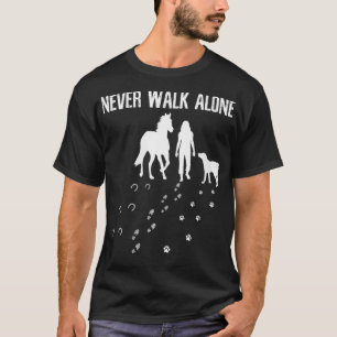 Camiseta Mulheres Nunca Andam Sozinhas Em Cavalos Cachorros