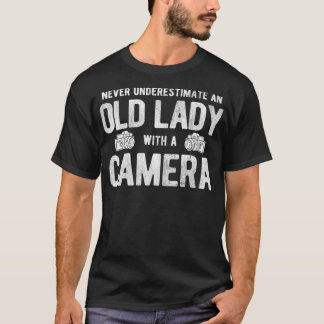 Camiseta Mulheres Nunca Subestimam A Velha Senhora Com Ph D