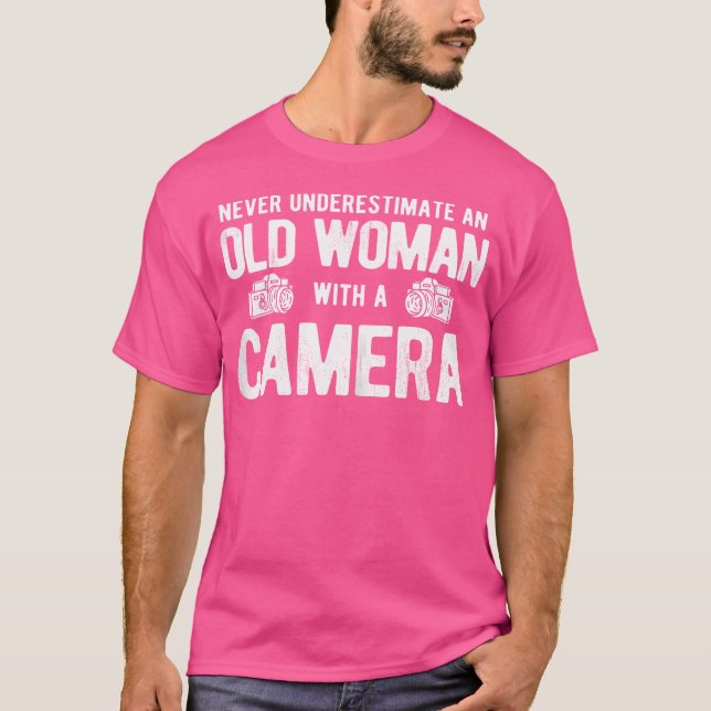 Camiseta Mulheres Nunca Subestime Mulher Idosa Com Câmera P (Frente)