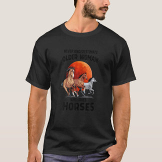 Camiseta Mulheres NUNCA SUBESTIME MULHER MAIS VELHA QUE AMA