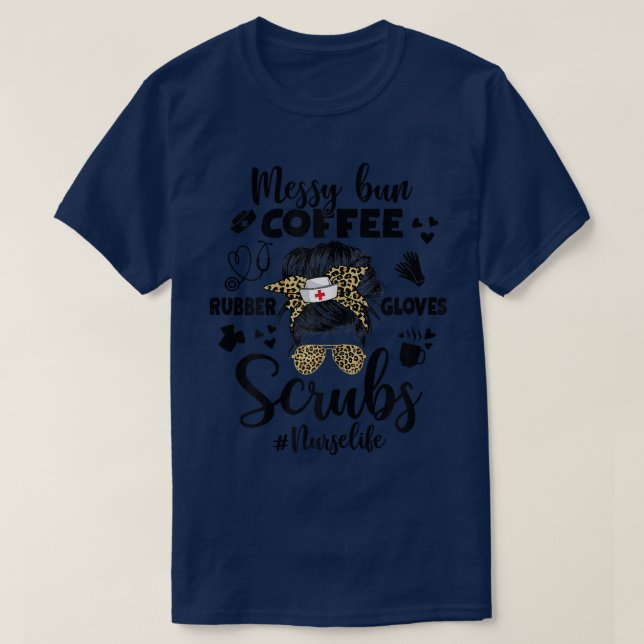 Camiseta Mulheres Nurselife Messy Bun Coffee Scrubs Rubber  (Frente do Design)