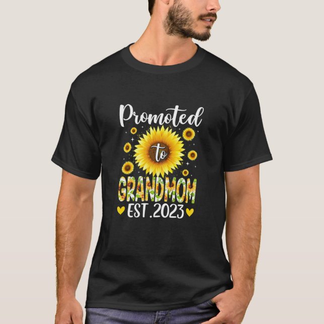 Camiseta Mulheres Promovidas À Avó Est.2023 Engraçado Pregn (Frente)