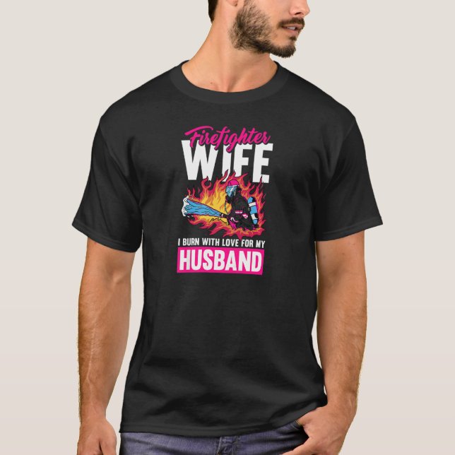 Camiseta Mulheres Que Queimo Com Amor Pelo Meu Marido Firem (Frente)