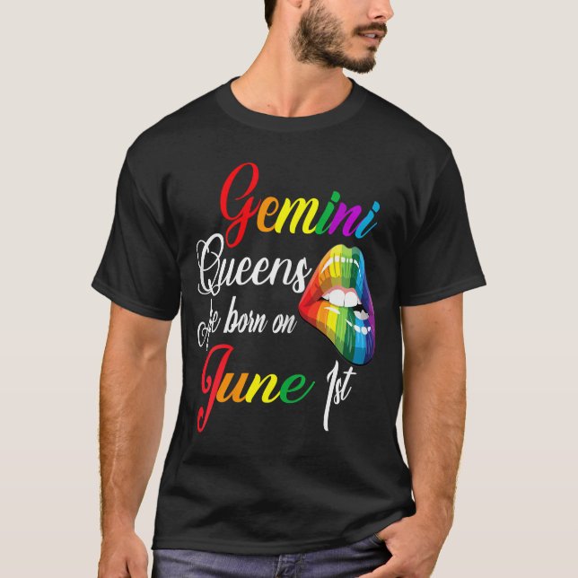 Camiseta Mulheres Rainbow Queens São Nasceres Em 1 De Junho (Frente)