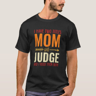 Camiseta Mulheres Retro Tenho 2 Títulos Mãe E Juíza Mãe
