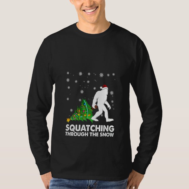 Camiseta Mulheres Sasquatch Bigfoo Esmagando Através Do Sno (Frente)