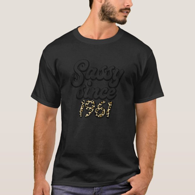 Camiseta Mulheres Sassy Desde 1961 Leopard Happy 61rua Birt (Frente)