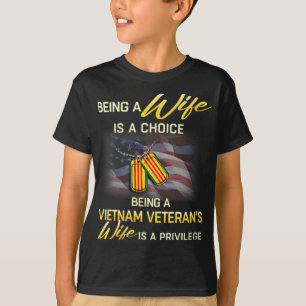 Camiseta Mulheres Sendo Uma Mulher Veterana Vietnã É Privil