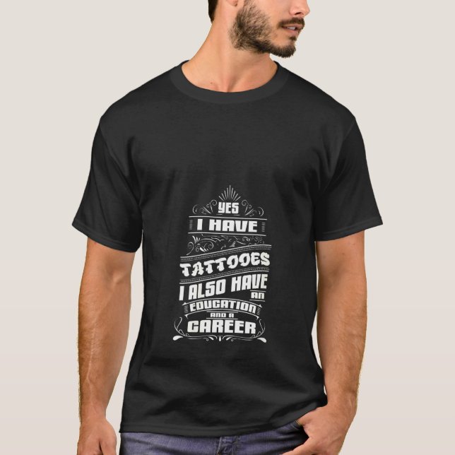 Camiseta Mulheres Tatuadas Em Carreira Educada (Frente)