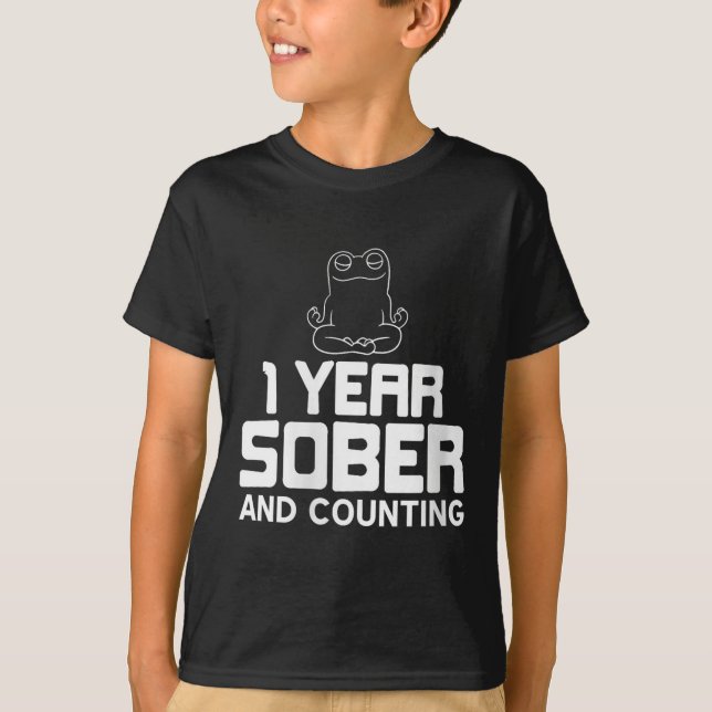 Camiseta Mulheres Um Ano De Sober E Contando Com Uma Recupe (Frente)