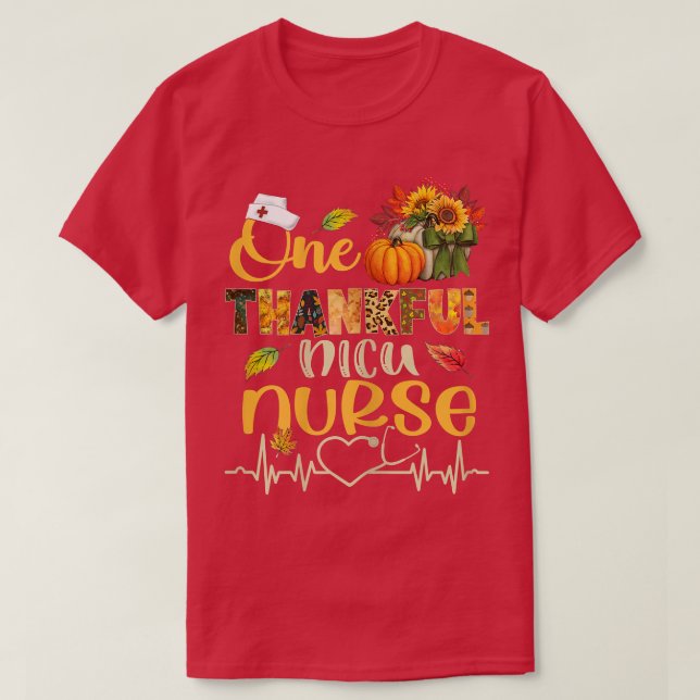 Camiseta Mulheres Uma Enfermeira NICU Agradável Pumpkin Ste (Frente do Design)