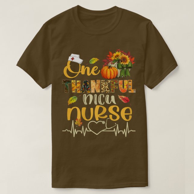 Camiseta Mulheres Uma Enfermeira NICU Agradável Pumpkin Ste (Frente do Design)