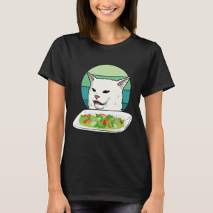 Camiseta Mulheres zangadas gritando com gato confuso à mesa