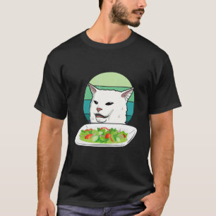 Camiseta Mulheres zangadas gritando com gato confuso à mesa