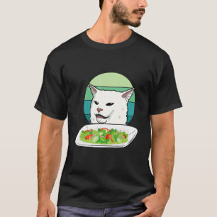 Camiseta Mulheres zangadas gritando com gato confuso à mesa