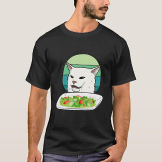 Camiseta Mulheres zangadas gritando com gato confuso à mesa
