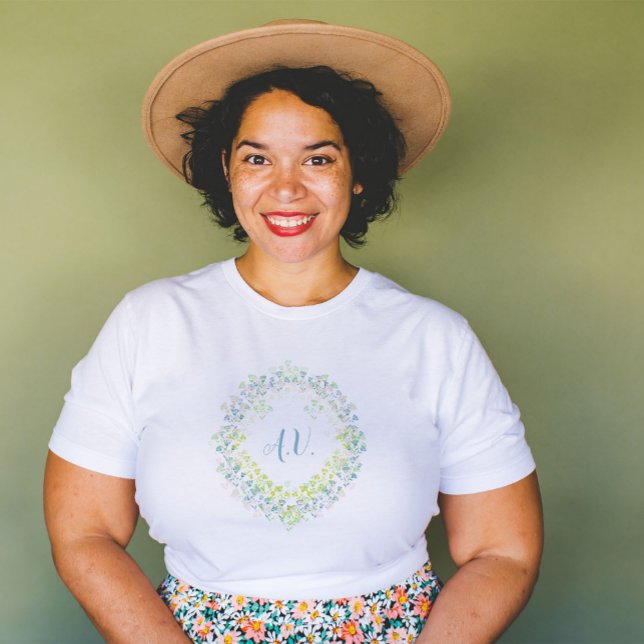 Camiseta Multi-coloured Pastel Floral Wreath and Monograms (Criador carregado)