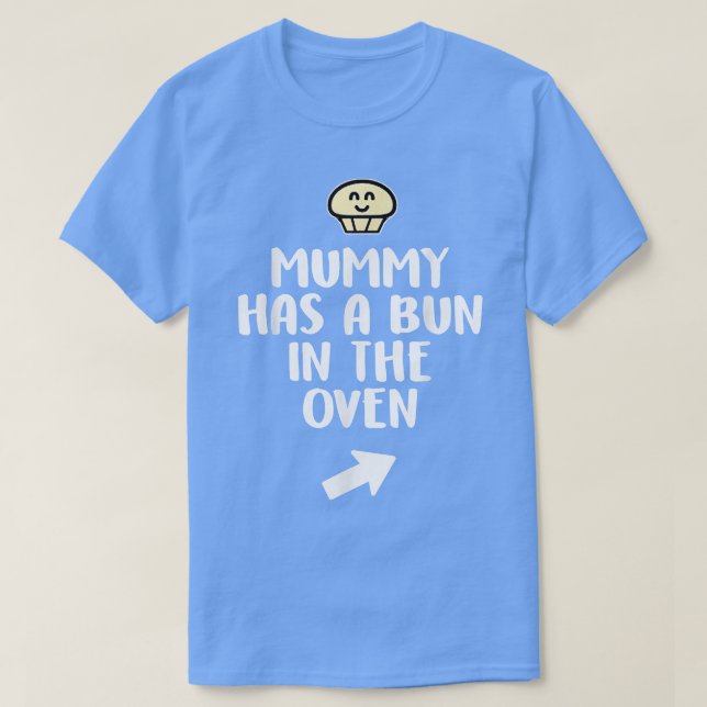 Camiseta Mummy Has A Bun In The Oven Boy Pregnancy Announce (Frente do Design)
