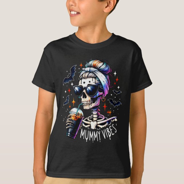 Camiseta Mummy Vibes Skeleton Coffee Mom Soky Season Hallow (Frente)