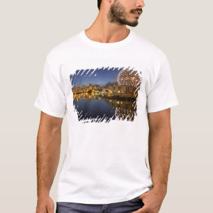 Camiseta Mundo da Ciência e CBD refletidos em False Creek,