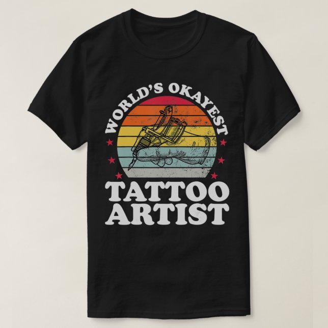 Camiseta Mundos Okayest Tattoo Artist Engraçado Tattooista  (Frente do Design)