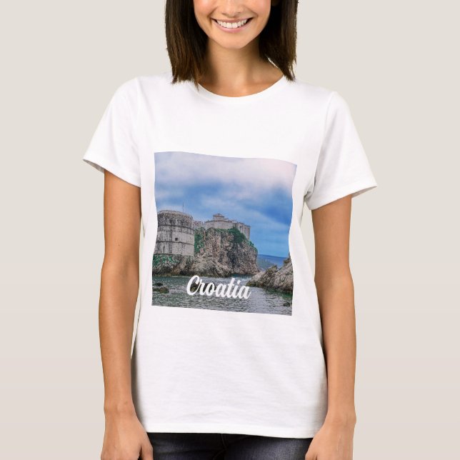 Camiseta Muros de fortaleza, costa rochosa e mar na Croácia (Frente)