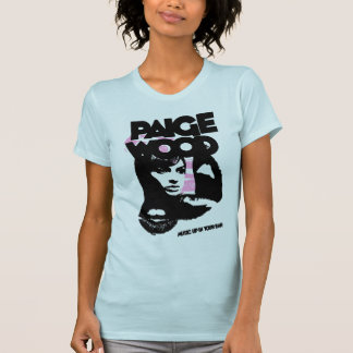 Camiseta Música de madeira de Paige acima em seu t-shirt da