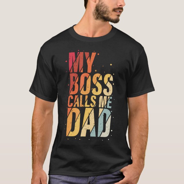 Camiseta My Boss Calls Me Dad Humorous Honorary Father Desi (Frente)