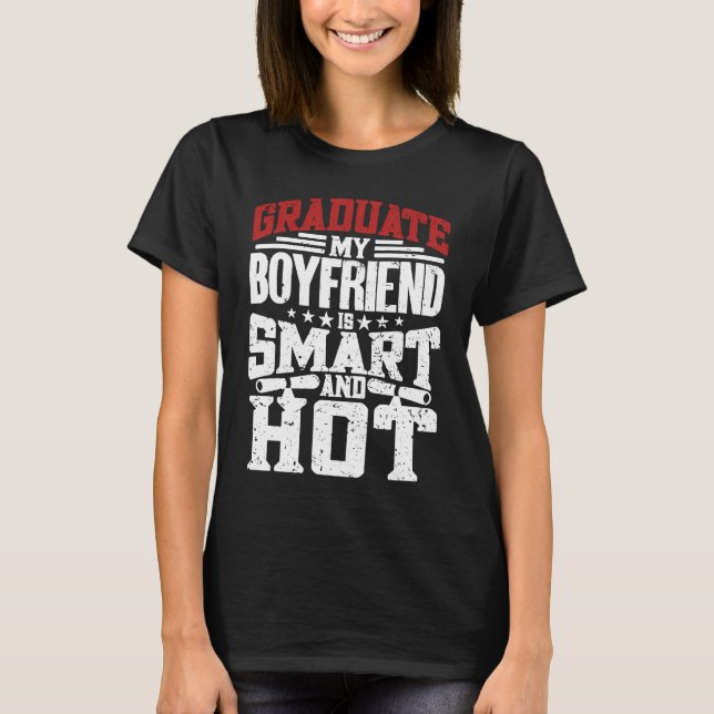 Camiseta My Boyfriend Is Smart And Hot   Graduate Graduatio (Frente)