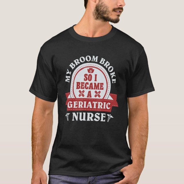 Camiseta My broom broke so I became a geriatric nurse 1 (Frente)