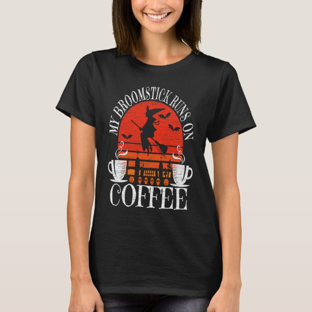 Camiseta My Broomstick Runs On Coffee Cute Halloween Witche (Frente)