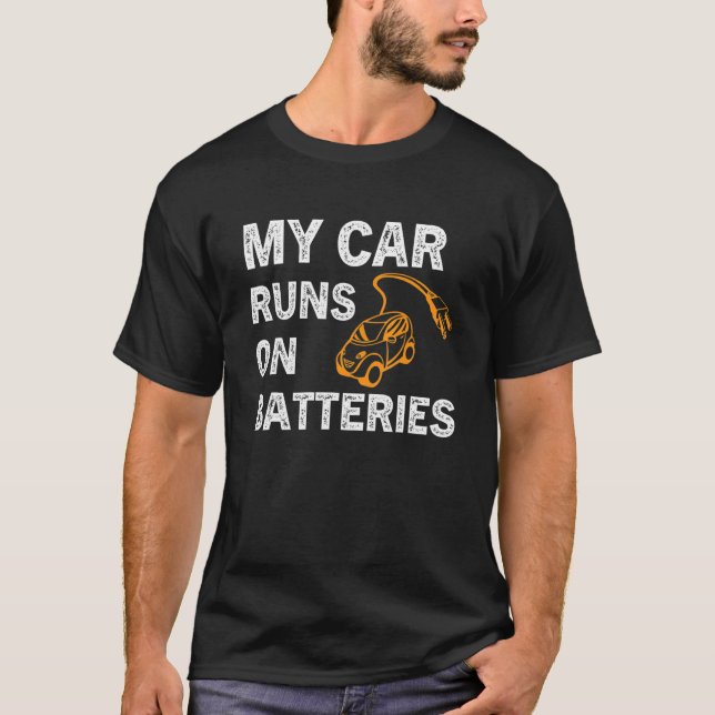 Camiseta My Car Runs On Batteries Electric Car Vehicle Char (Frente)