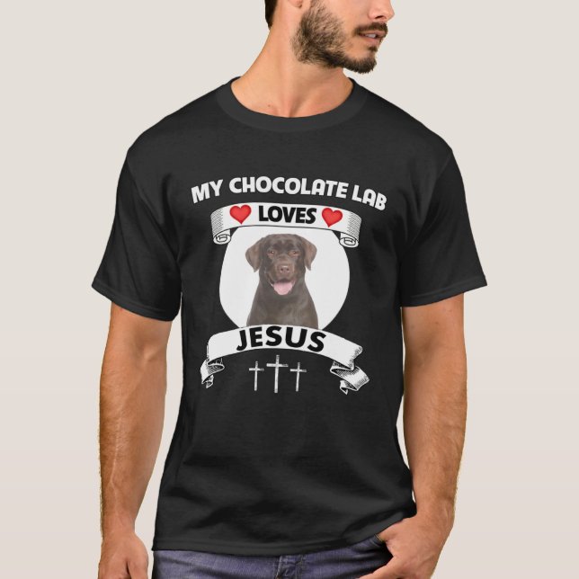 Camiseta My Chocolate Lab Loves Jesus Christian Family Dog  (Frente)