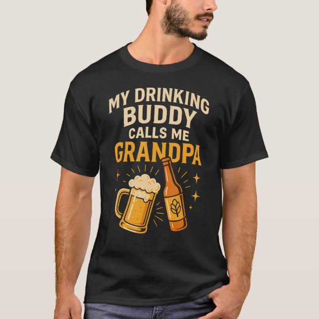 Camiseta My Drinking Buddy Calls Me Grandpa Beer Humor (Frente)